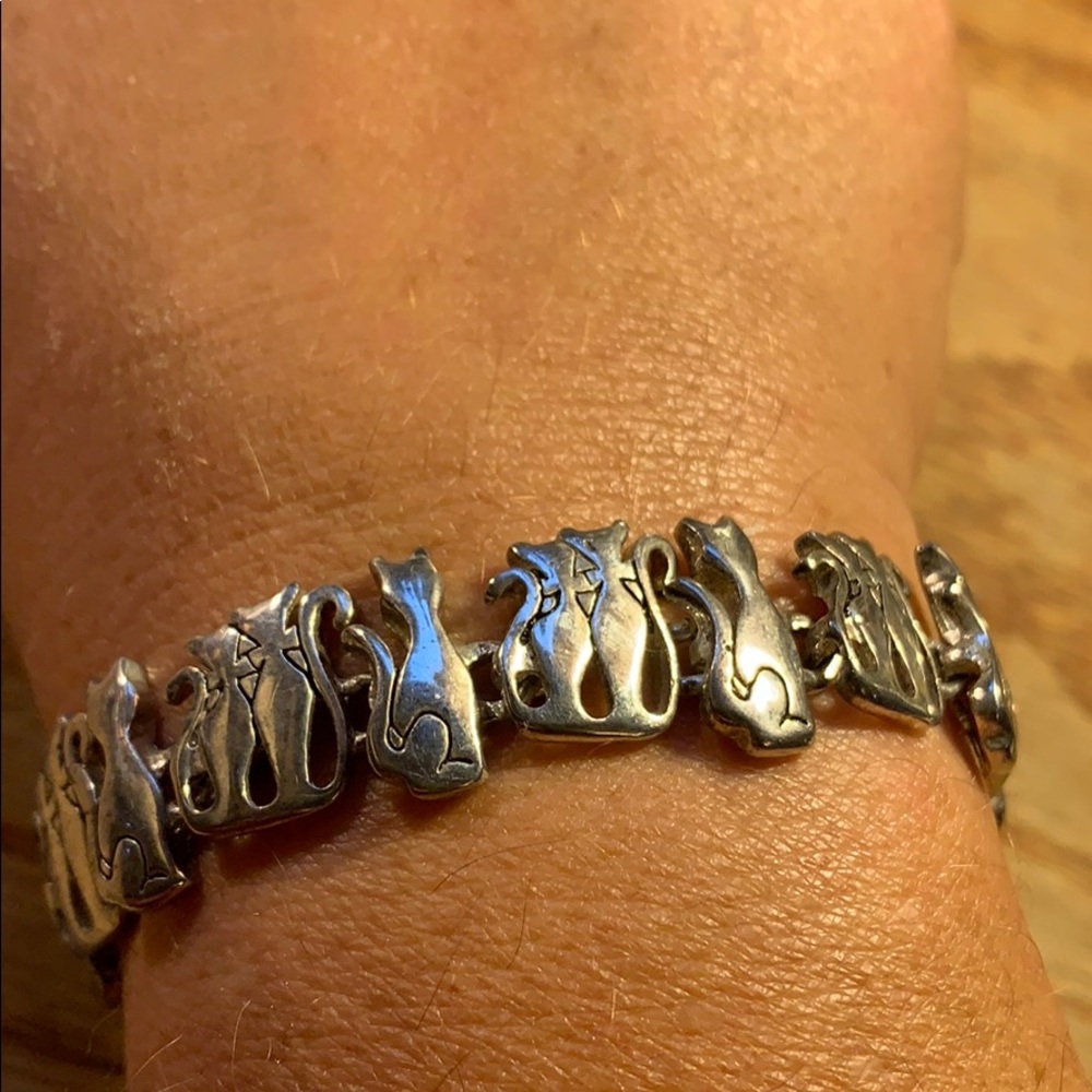 Cat love bracelet silver color w/magnetic closure